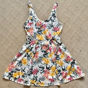 ➡️3 for $10⬅️H&M Divided Floral Dress